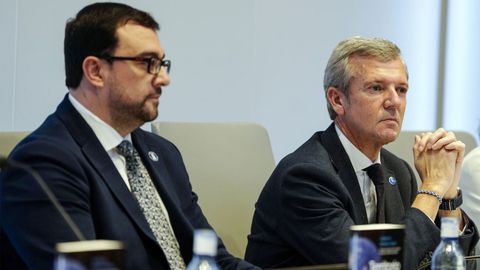 El presidente del Principado, Adri�n Barb�n (izda), y el de la Xunta, Alfonso Rueda, asisten a la presentaci�n del libro 'Territorio de encuentro. Gesti�n de asuntos p�blicos y agenda local', de Guillermo Mart�nez, este martes