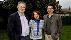 Ricardo Garc�a Mira, con dos colegas extranjeros.