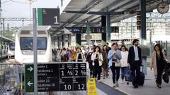 Viajeros en la estaci&oacute;n provisional de tren de A Coru&ntilde;a