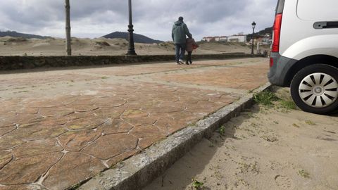 Los �ridos se acumulan junto a los bordillos del paseo