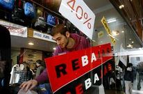 Los comercios de la zona ofrecieron ayer una media de descuentos del 40 % en sus productos.
