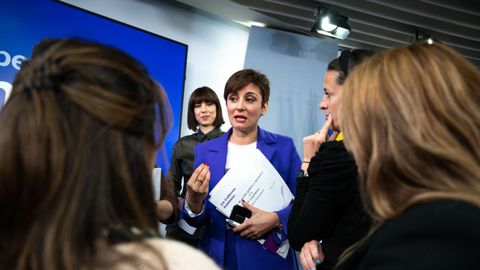 La ministra de Pol�tica Territorial y portavoz del gobierno, Isabel Rodr�guez, atiende a medios tras una rueda de prensa posterior al Consejo de Ministros.
