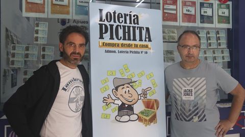Los hermanos Jesús y Fernando Pazos dirigen la administración de lotería Pichita, en Santa Clara. Explican que, a pesar de ser año santo, el arranque de la campaña para el gordo de Navidad está siendo flojo porque hay menos peregrinos que otros años haciendo el Camino Inglés, que pasa frente a su negocio.