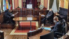 La popular Flora Moure, a la izquierda, asisti� a la Junta de Gobierno pese a la reincorporaci�n de Telmo Ucha