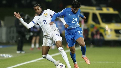 El francés Olise pugna con el islandés Ellertsson