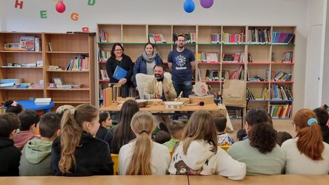 El artesano Xos� Manuel San�n explic� a los escolares de Cenlle y Coles c�mo se construyen las panderetas y la historia de este instrumento.