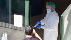 Un trabajador de la residencia de mayores de O Incio, con traje de protecci�n tras la detecci�n del brote de coronavirus en el centro