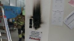 Efectivos del GES de Bri�n ventilaron las dependencias del colegio tras arder unos enchufes de la sala de profesores