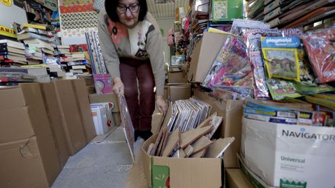La responsable de la librer�a muestra c�mo quedaron las baldosas