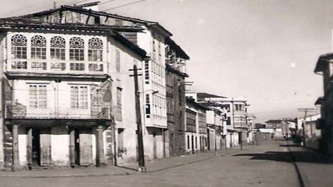 La calle Roberto Baamonde, entonces carretera de Quiroga, donde estaba Correos