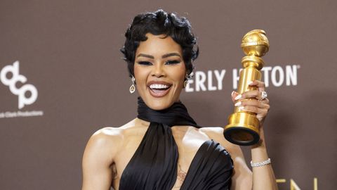 Teyana Taylor posa con el premio a la Mejor Actriz de Reparto por �Una batalla tras otra�