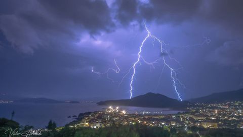 Tormenta el�ctrica sobre la r�a desde Vila, en Cari�o