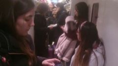 Decenas de personas de pie en el tren Santiago-Vigo