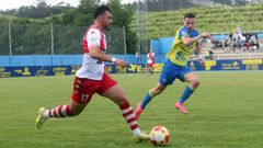 Carlos Torrado, correndo banda no partido fronte ao Juventud en Cambados.