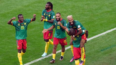 Los futbolistas de Camerún.Los futbolistas de Camerún celebran un gol