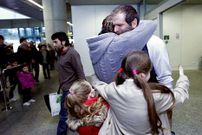 Uno de los tripulantes, en una emotiva escena ayer en Santiago.