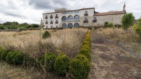En las zonas verdes prolifera la maleza