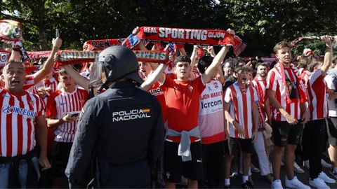 La afici�n gijonesa recibe al Sporting en el Molin�n antes del partido contra el Real Oviedo