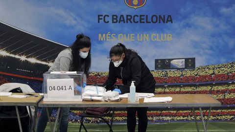 Dos jvenes revisan la lista del censo una de las mesas electorales dispuestas en el auditorio del FC Barcelona. 