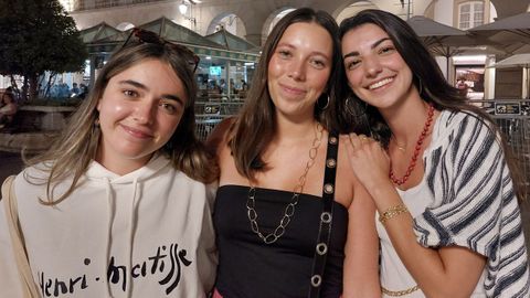 «Amigas de toda la vida», Clara Cidrás (izquierda), Lucía Vilela (centro) e Inés Ferreiro viven en Brión y viajaron en tren desde Santiago