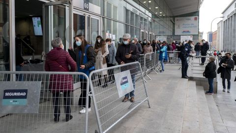 Colas para la vacunaci�n en el Wizink Center de Madrid