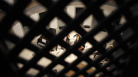 Un detalle desde la zona donde las mujeres presas ve�an y escuchaban la misas, separadas de la zona de hombres