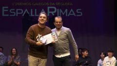 Ram�n Pinheiro, � esquerda, recollendo o seu distintivo de Valedor da Regueifa