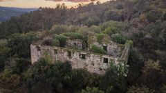 Vista a�rea del estado de abandono del monasterio del siglo IX Santa Comba de Naves (Ourense).