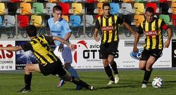 Javicho, del Ribadeo, rodeado por jugadores del Ribadumia. 