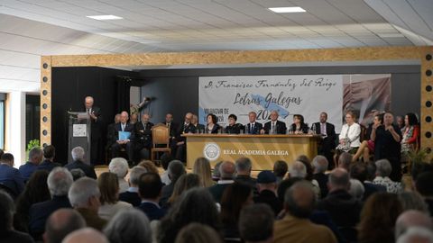 Un auditorio ateigado escoitou as intervencins dos acadmicos no pleno celebrado en Lourenz.