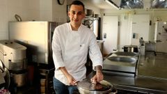 Luis Miguel M�ndez, en la cocina de su hotel en Sanxenxo