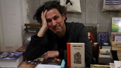 El escritor y cineasta Rodrigo Cort�s el viernes antes de su presentaci�n en la librer�a coru�esa Moito Conto, donde cerr� su �tour� gallego con �Verbolario�.