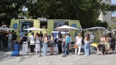 Colas para acceder al Beauty Bus instalado por El Corte Ingl�s y varias marcas en la plaza de Espa�a
