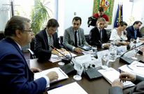 El alcalde de Santander, ��igo de la Serna (cuarto por la izquierda) sustituye desde ayer a Juan Ignacio Zoido (izquierda) como presidente de la FEMP. A la derecha, el alcalde coru��s, Carlos Negreira.