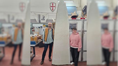 Alberto Fern�ndez, profesor, e Luc�a Cruces, alumna, amosan unha secci�n das palas e�licas de Naturgy que o CIFP Valent�n Paz Andrade transforma en�flotadores