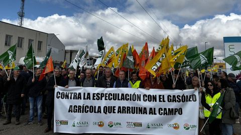 Las organizaciones agrarias Asaja, UCCL y la Alianza UPA-COAG protestan en Santovenia de Pisuerga (Valladolid) por la amenaza de subidas especulativas del carburante agr�cola, acaparado por las petroleras por la crisis en Oriente Medio. 