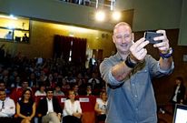 Aguado se hizo un �selfie� con el p�blico al fondo en la charla que ofreci� en Bertamir�ns. 