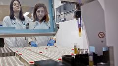 El robot organiza todas las muestras de orina y clasifica las positivas y negativas