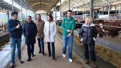 Visita de la conselleira de Medio Rural, Mara Jos Gmez, a una explotacin lctea en Mazaricos
