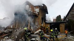 Bomberos ucranianos trabajan en una zona destrozada por un misil ruso en Kiev