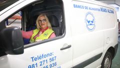 Mari, este viernes en la furgoneta del Banco de Alimentos con la que recoge las donaciones.