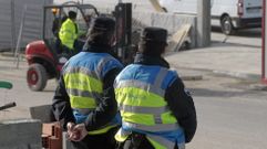 Dos agentes de la Polica Local de Chantada en una fotografa de archivo