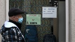 Un cartel a la entrada de una tienda anuncia que se aceptan los vales municipales