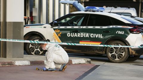 Especialistas de la Guardia Civil trabajando en el área de servicio el día que se produjeron los hechos