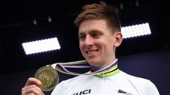 Pogacar celebra su triunfo en el Campeonato del Mundo en ruta de Kigali