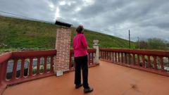 Marisol, desde la terraza de su casa observa el gran talud de la v�a �rtabra