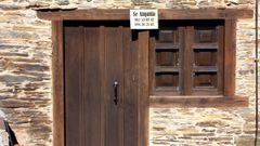 Un cartel anuncia el alquiler de una casa en una aldea de la zona