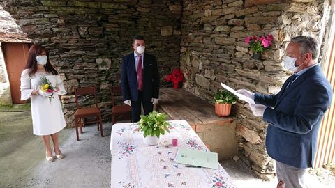 22 de marzo, día 8 de confinamiento. A pesar de las restricciones, hay actos que continúan. Esta imagen muestra una boda en A Fonsagrada en tiempo de coronavirus. El alcalde casaba ese domingo a la pareja de Manuel Quintana y Lucrecia Cuadrado en la aldea de Cerdeira sin familia ni invitados. Y todos con mascarilla
