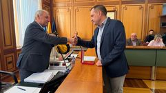 El alcalde, a la izquierda, saluda a su hijo, Miguel Tom�, en la toma de posesi�n