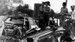 Estado en el quedaron los veh�culos del juez Falcone y sus escoltas tras un ataque devastador de la Cosa Nostra.